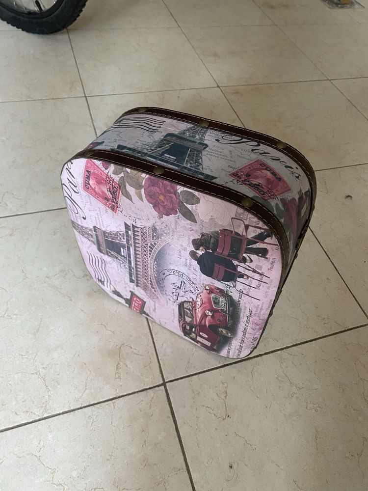 Mala de mão vintage com caixa.