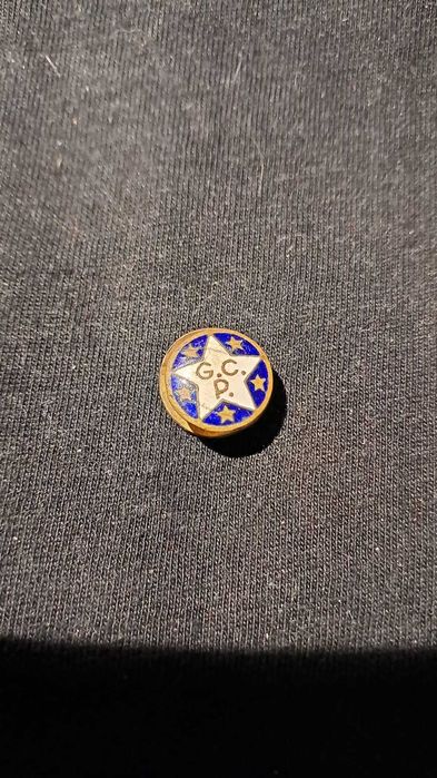 Distintivo antigo esmaltado G.C.P. – Ourivesaria Oliveira & Fernandes