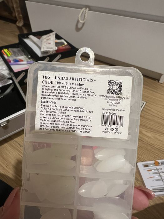 Caixas variadas de tips unhas de gel e almofada de apoio