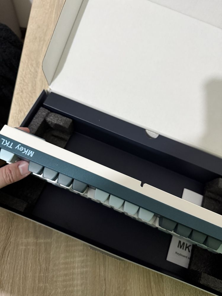 Teclado montech TKL RGB com keycaps personalizadas