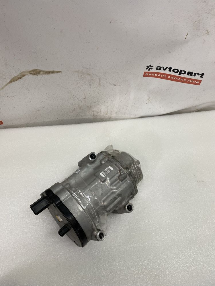 Компрессор кондиціонера 8837042040 Toyota RAV4 Hybrid гибрид