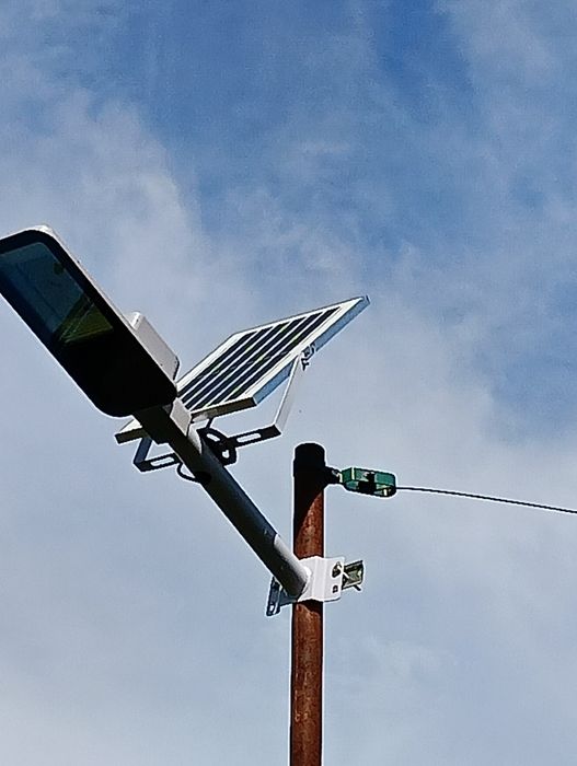 Lampa zewnętrzna LED z panelem slonecznym