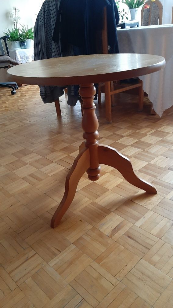 Mały stolik brązowy