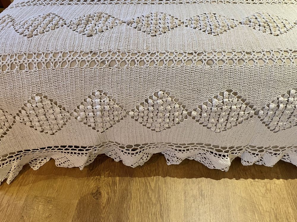 ANTIGUIDADE Colcha de renda com +de 60 anos em excelente estado