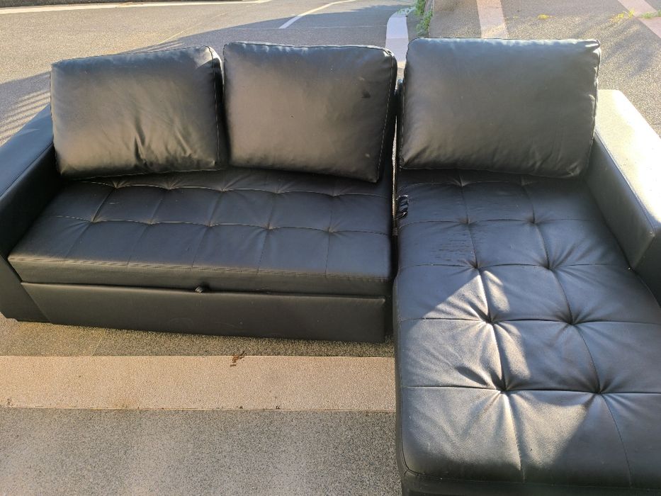 Sofá preto fácil de limpar