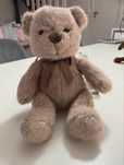 Peluche bege e castanho.