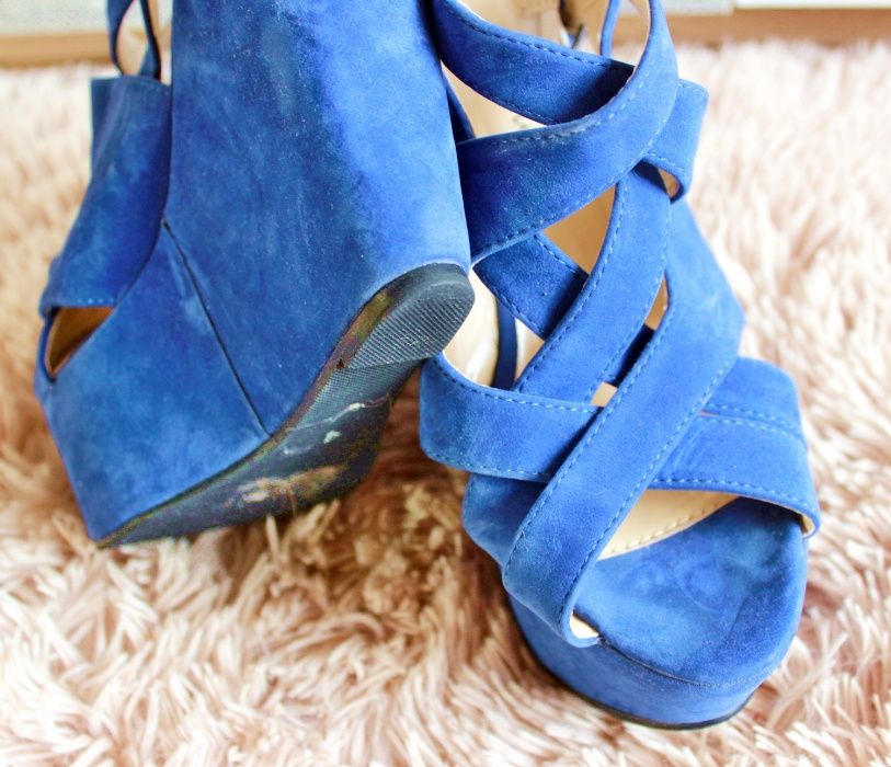 Niebieskie sandały na koturnie na lato zamszowe letnie buciki buty