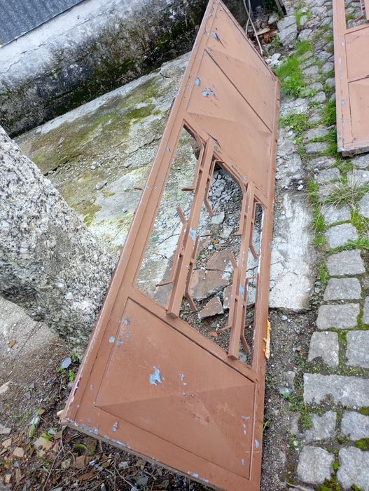 Vendo portão muito bonito bom estado