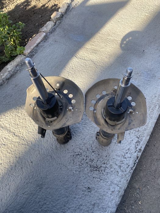 Продам передні стойки в ідеальном стані не стучать на хюндай соната