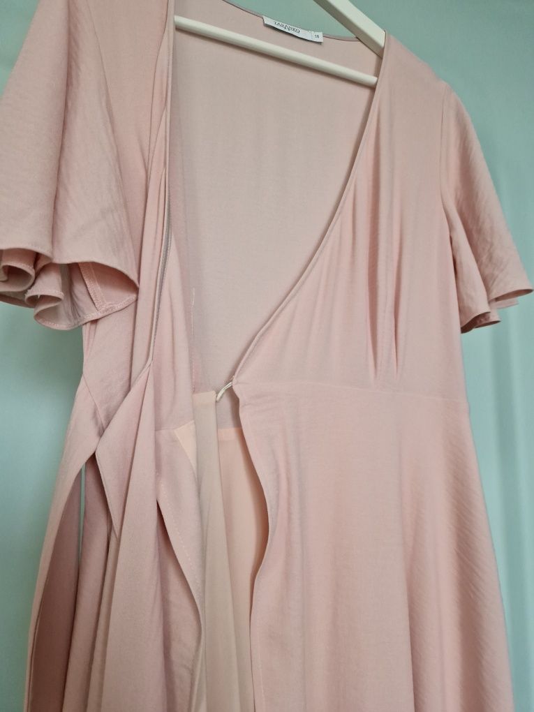 Pudrowo różowa sukienka midi kopertowa wiązana elegancka Taranko