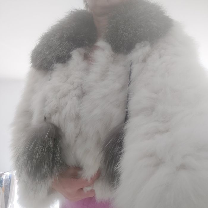 Śliczne nowe futerko ecru pompony