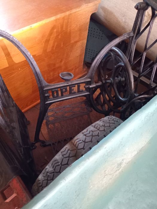 Станина від швейної машини під
стіл