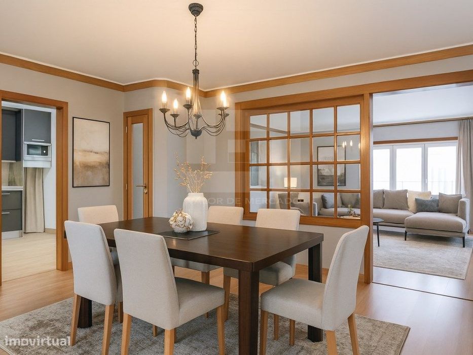 Moradia com 10 divisões localizada em Carcavelos