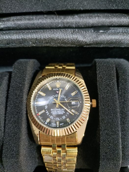 Relógio dourado preto