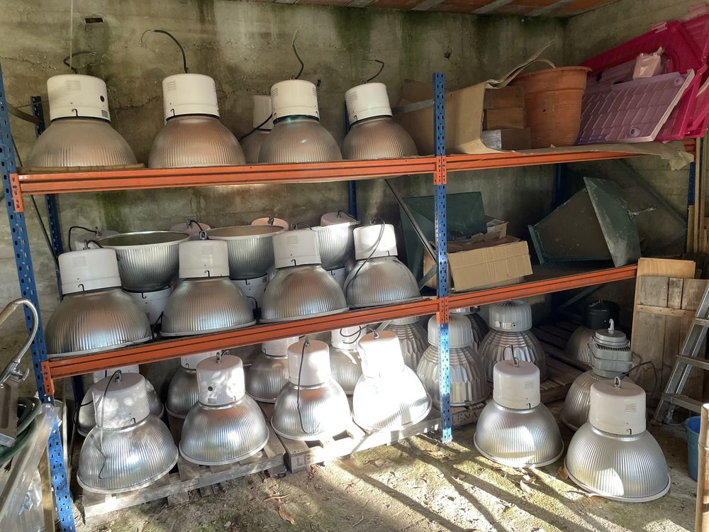 Candeeiros industriais com vidro e lampadas