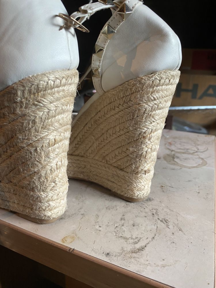 Buty na koturnie