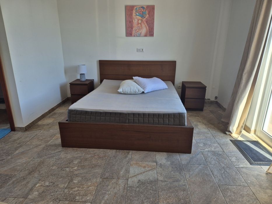 Cama casal com colchão e banquinhas de cabeceira