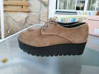 Sapatos camurça castanhos