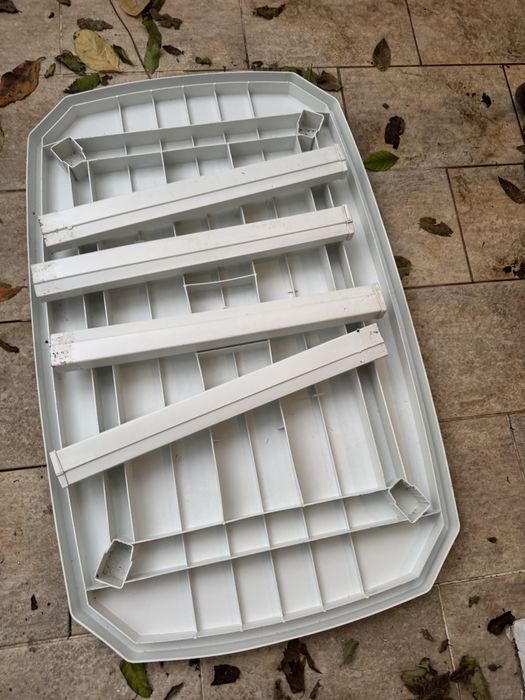 Conhunto de 4 cadeiras e uma mesa de plastico