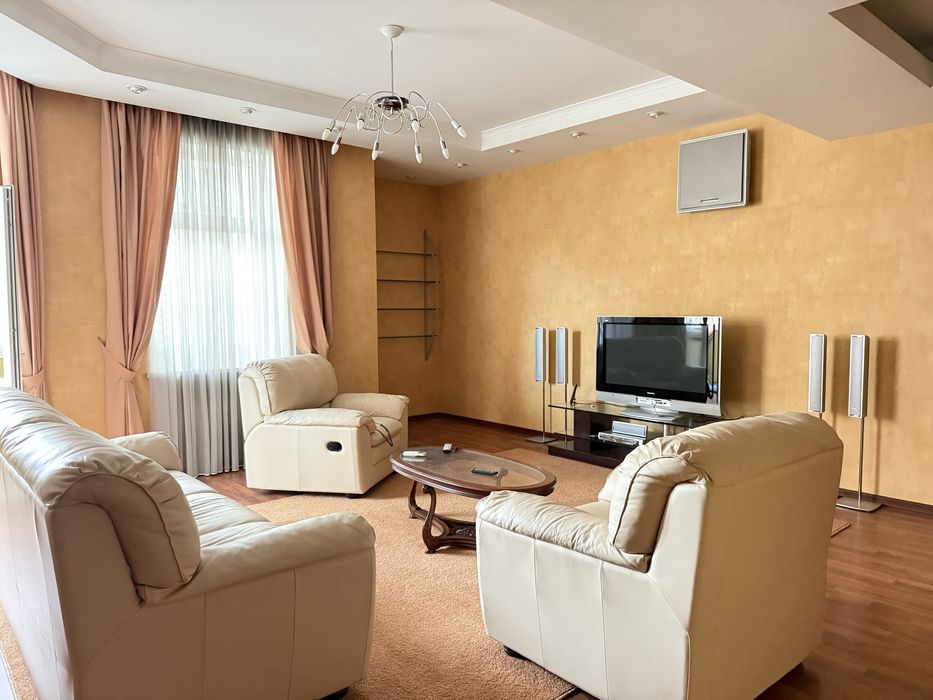 Центр , вул. Павлівська 17 , дворівнева квартира .