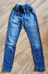 Modne jeansy F&F 152 z delikatnymi dziurami