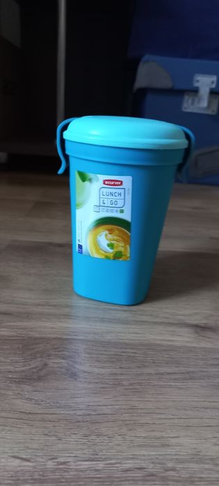 Podkładka i pojemniki na owoce oraz lunch