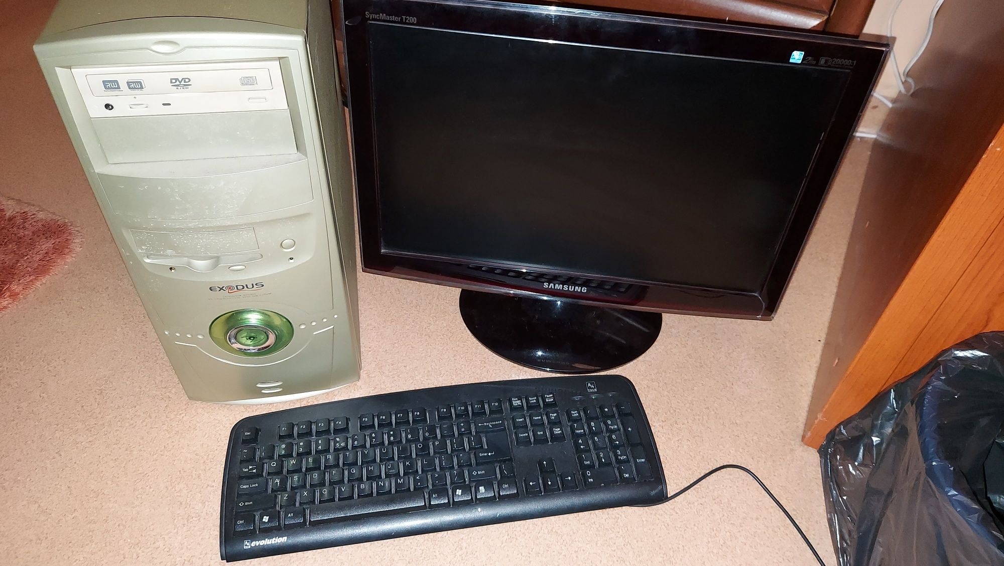 Komputer , monitor , klawiatura