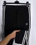 Жіночі спортивні штани adidas з лампасами чорні адідас джогери