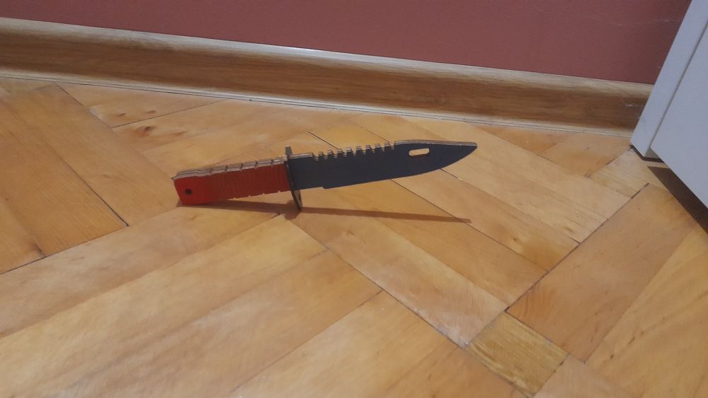 Nóż rekwizyt z gry CS GO drewniany.