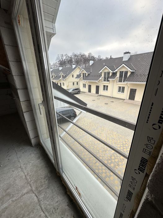 Таунхаус з виходом до озера;Лівий берег, с.Гнідин; на території басейн