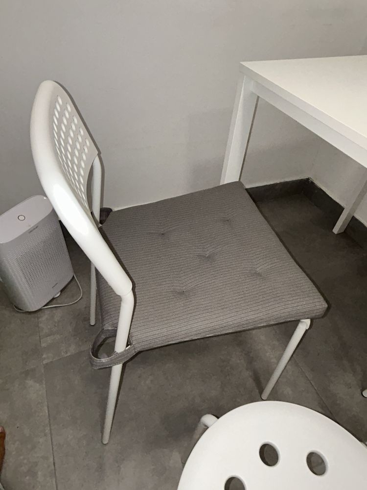 Mesa + duas cadeiras e 2 bancos