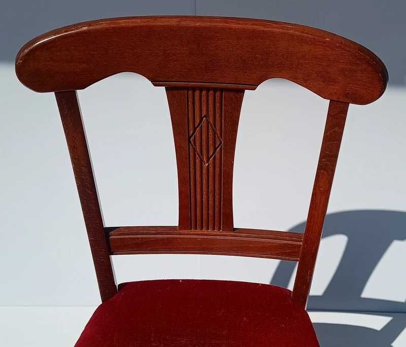 Komplet 4 stylowych drewnianych krzeseł z czerwonym siedziskiem
Bardzo