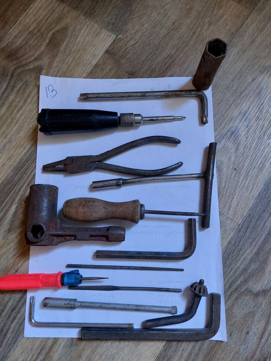 ключи рожково накидные, сверла и другие инструменты.