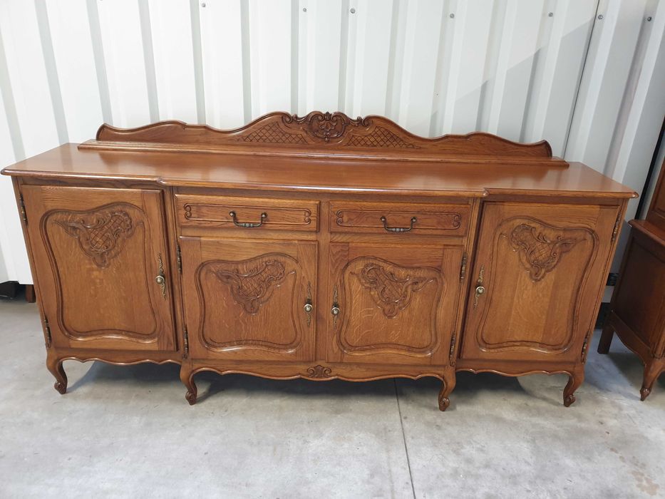 Piękna jadalnia ludwikowska komoda, witryna i stół i sześć krzeseł.