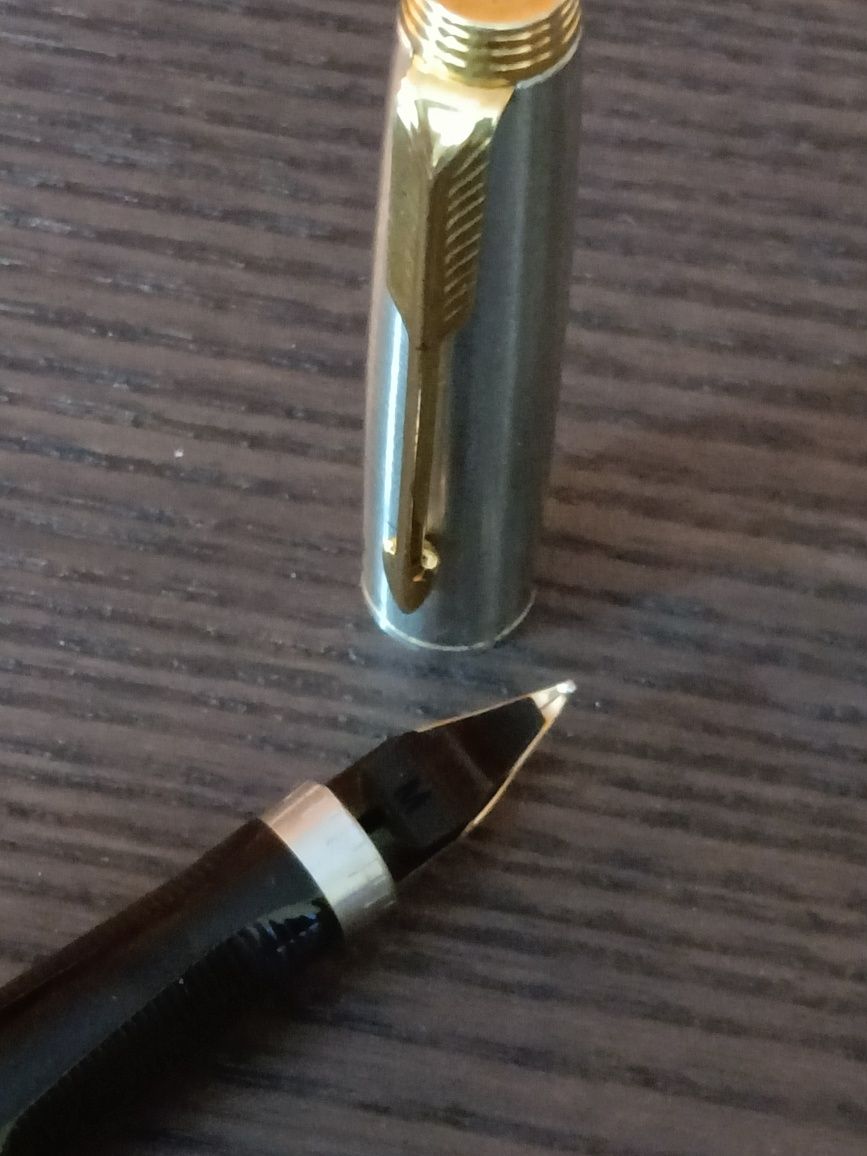 Caneta Parker 75 em aço com aparo em ouro
