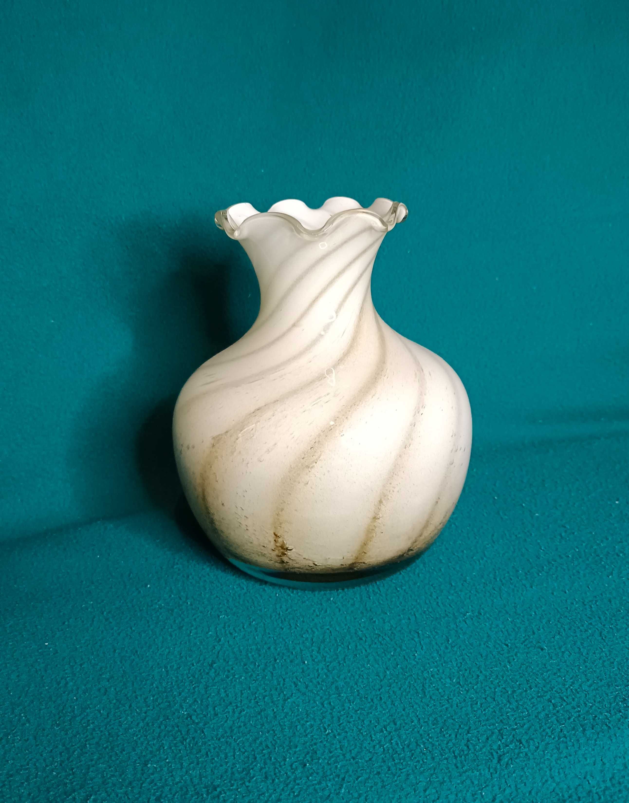 Dekoracyjny wazon z falbanką