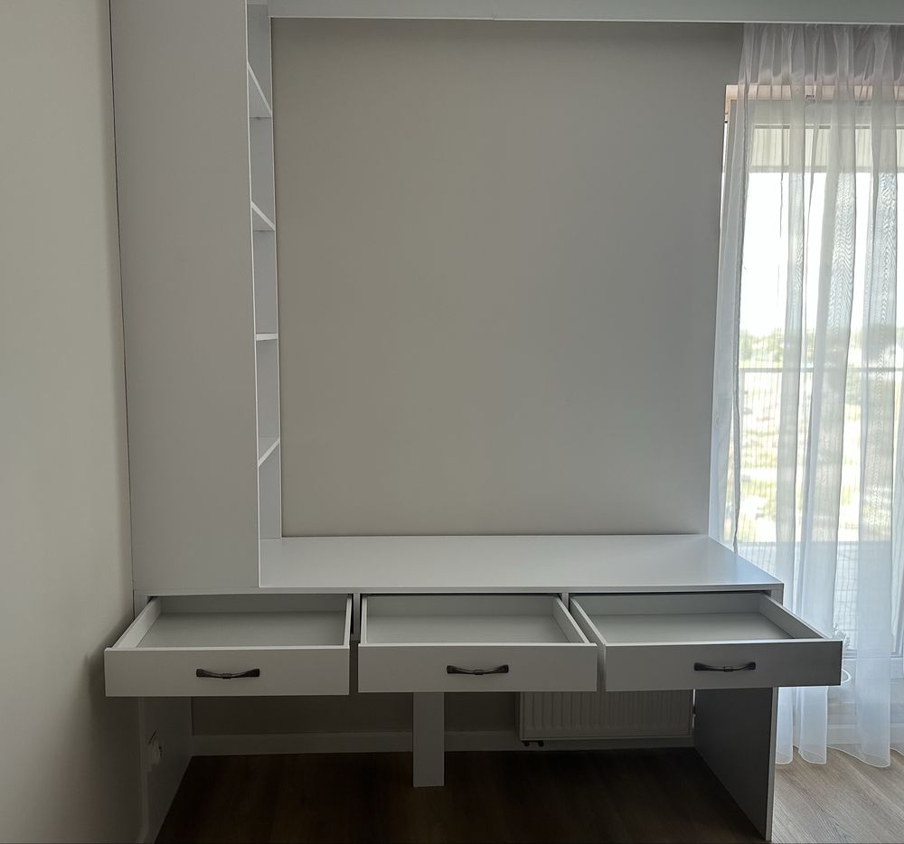 Biurko z regałem (szafką)
