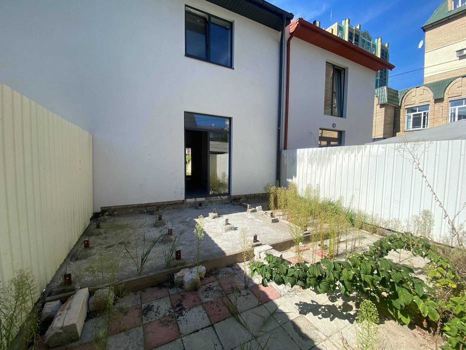 Таунхаус зі штукатуркою з мінімальними податками в центрі Ірпеня!!