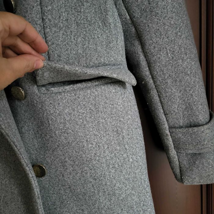 Szary, krótki płaszcz