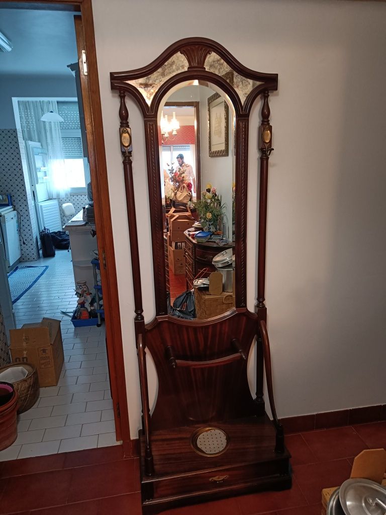 Móvel chapeleiro vintage com espelho