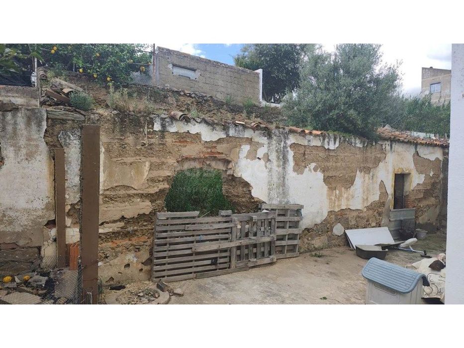 Moradia T2 com Logradouro para Recuperar na Vila de Aljustrel