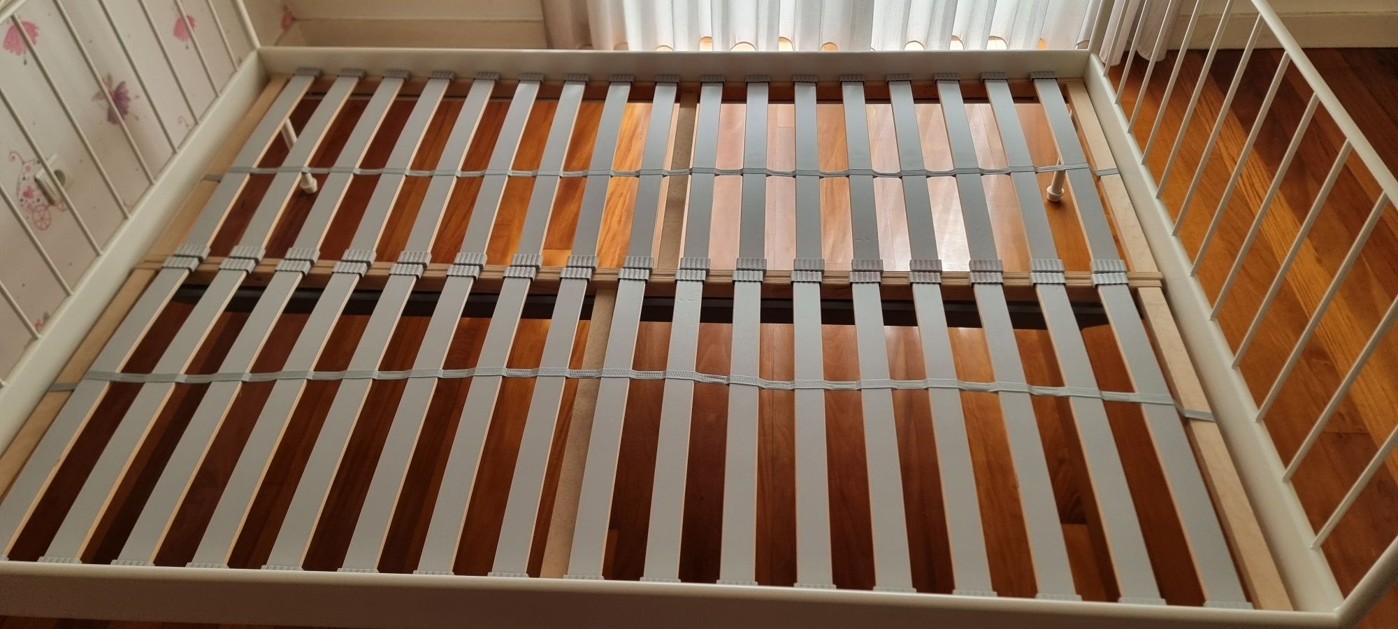 Cama em ferro com aparador