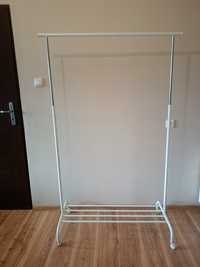 Otwarta szafa garderoba Ikea na kółkach biała wieszak