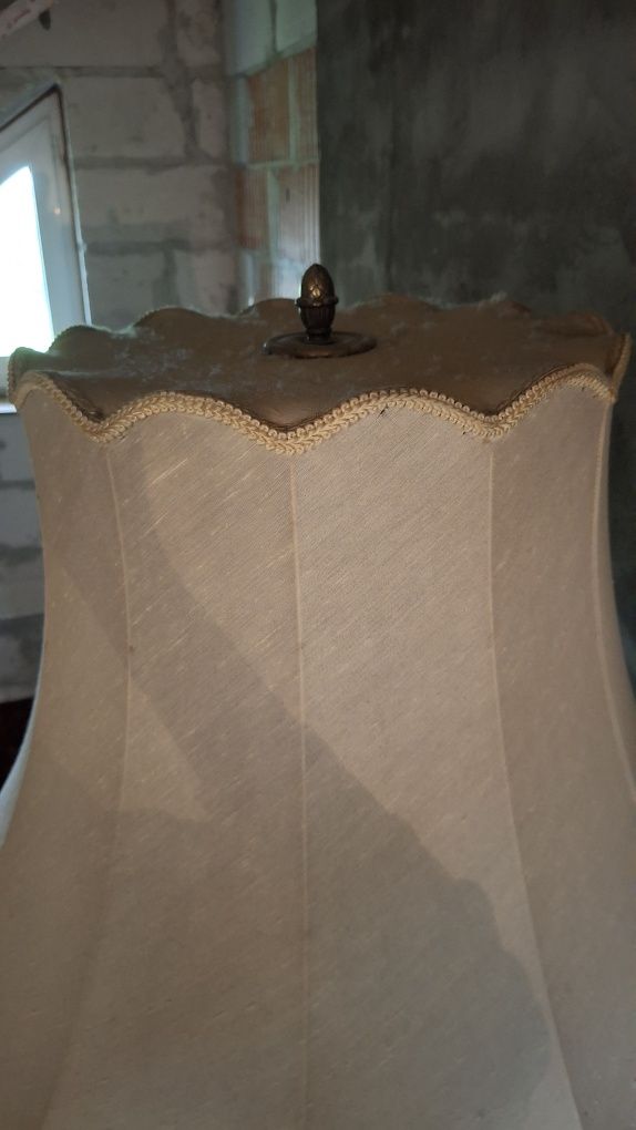 Stara mosiężna lampa podłogowa na giętych nóżkach z abażurem