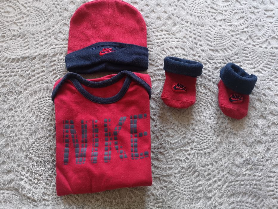 Zestaw noworodkowy Nike body,czapeczka,skarpetki 56