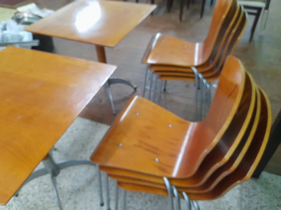 2 mesas e 8 cadeiras de café
