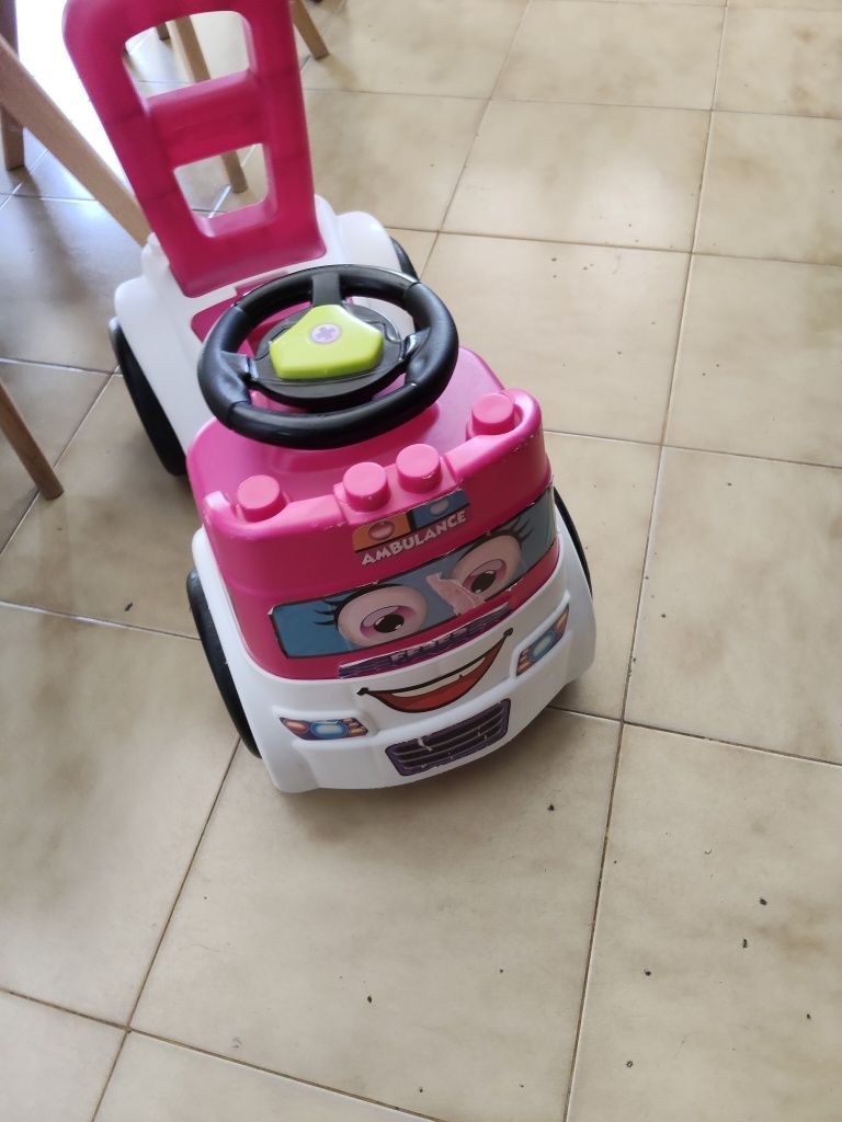 Carrinho ambulância