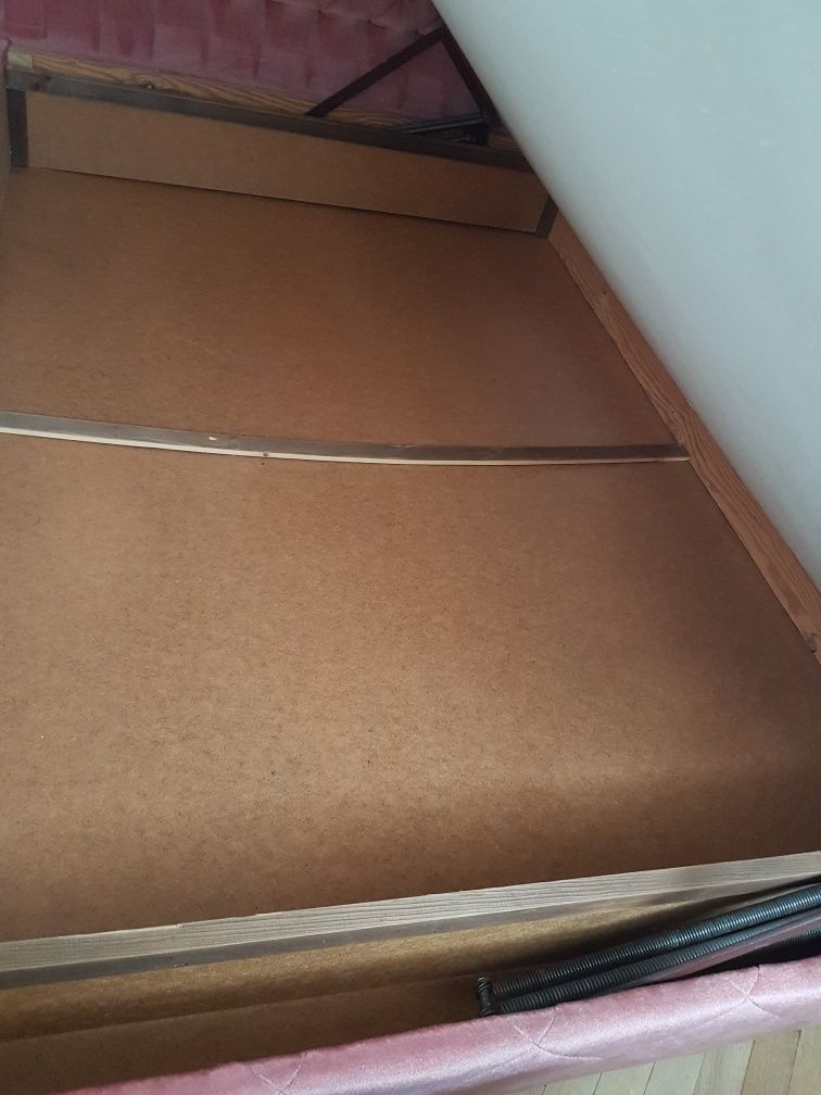 Tapicerowane łóżko z pikowanym zagłówkiem w kolorze pudrowego różu
