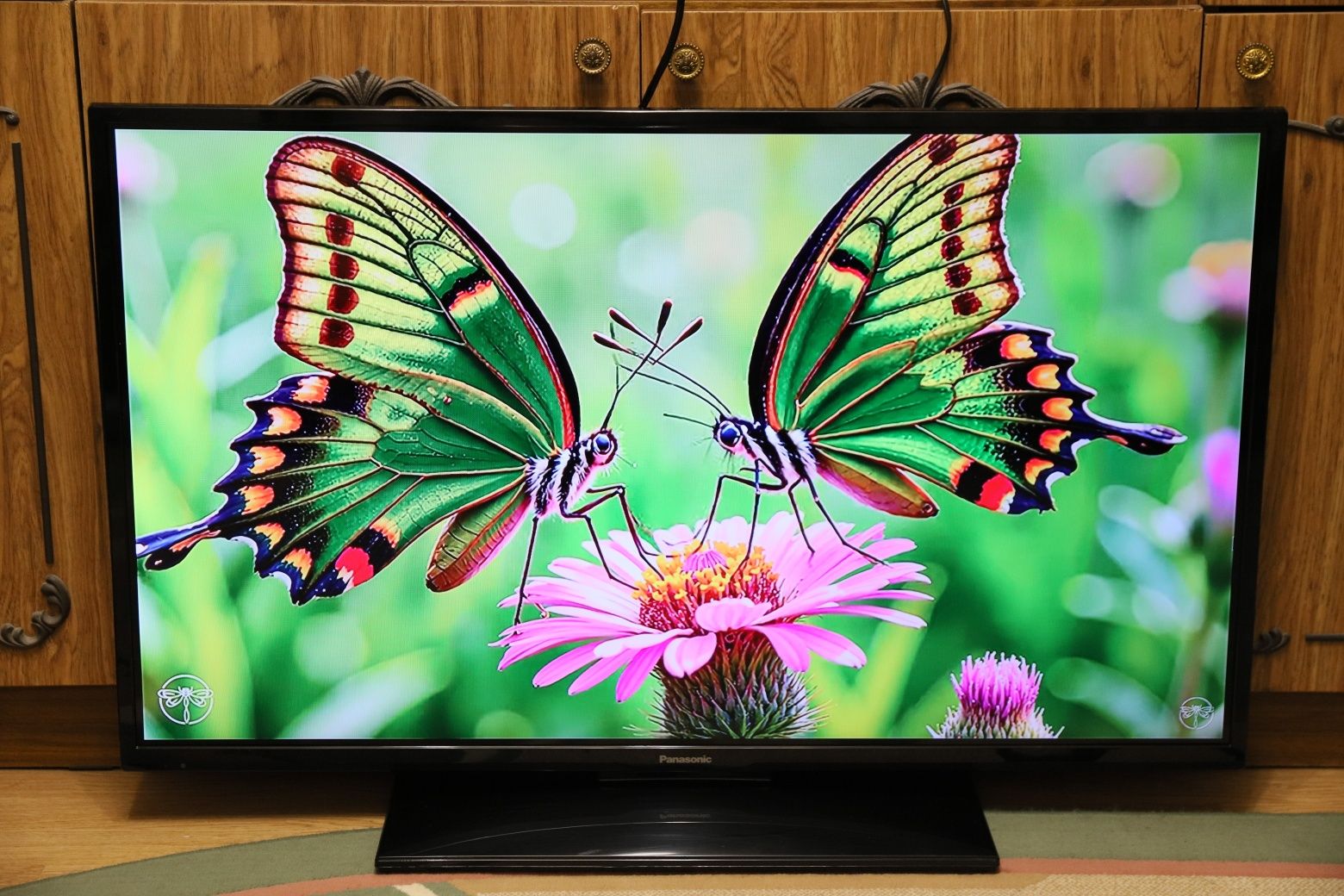 Panasonic  TX - 40CW304   40 дюймов