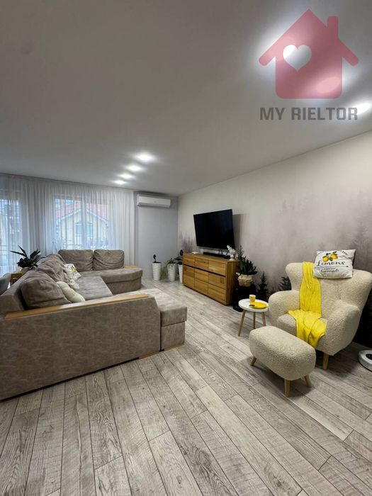 Сучасний будинок з сонячними панелями та гаражем у новому районі.